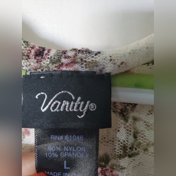 ❤💕💛Beautiful flower lace top ❤💛💕 - Picture 2 of 3